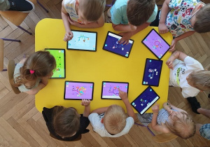 Zdjęcie przedstawia grupę dzieci rozwiązujące logiczne łamigłówki za pomocą aplikacji "Logic & Spatial Intelligence".